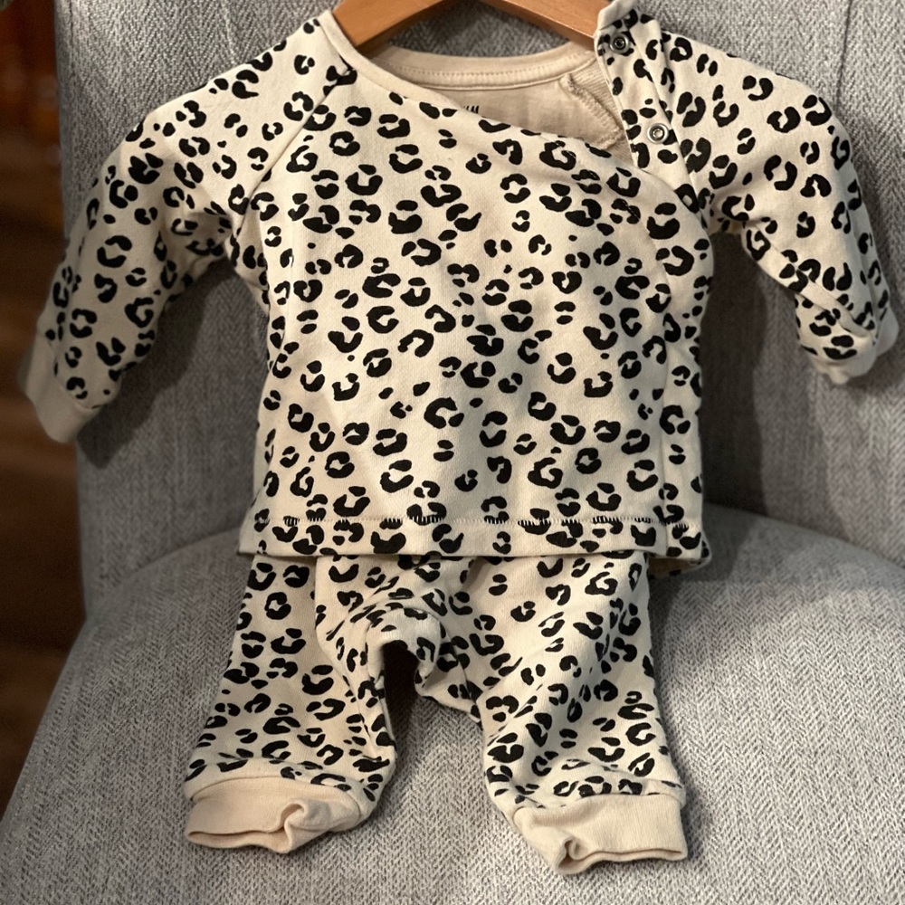 Pants and sweatshirt set. H&M